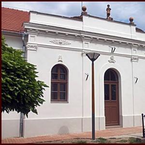 Devecseri Gárdonyi Géza általános Iskola és Alapfokú Művészeti iskola Romantikus stílusú épülete